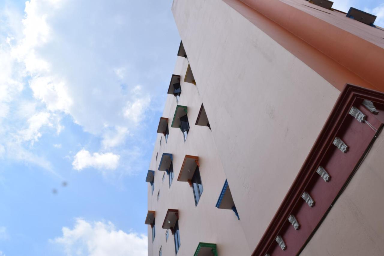 Hotel Sriwijaya 99 Палембанг Екстериор снимка